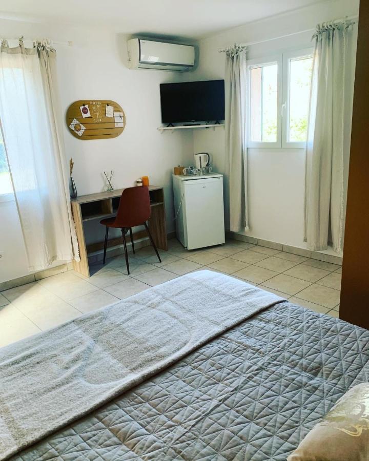Hotel Les Palmiers Le Muy Zewnętrze zdjęcie